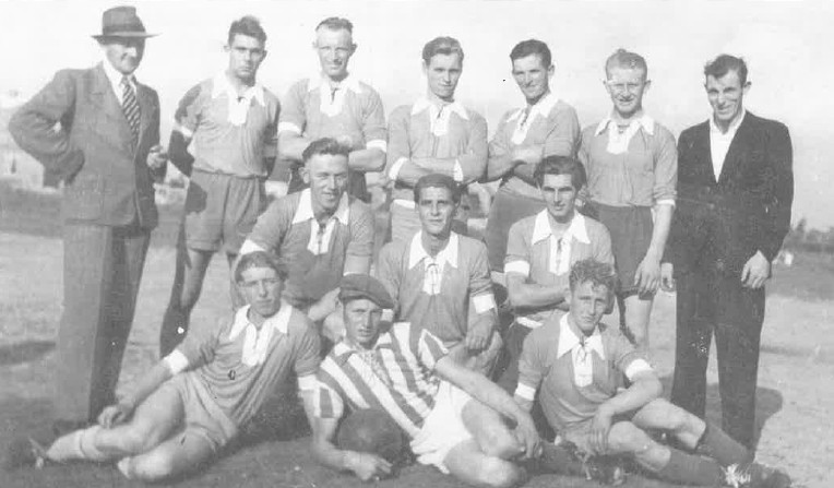 stehend von links: Jakob Boerma, Bernd Lindeburg, Dirk Buskohl, Johann Ulferts, Ewald Schnell; kniend: Bernd Harms, Klaas Beekmann, Walter Busch; sitzend: Wübbo Wurpts, Folkert Buskohl, Hinrich Gerdes.