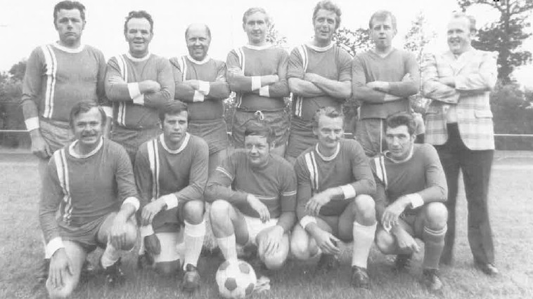 Alte Herrenmannschaft, Spieljahr 1977/78. Stehend: Lübbert Tuitj'e, Egbert Kirchhoff, Arend Eilers, Klaas Buskohl, Fritz Janssen, Wilfried Schlüsselborg, Ewald Eilers (Betreuer). Sitzend: Klaus-Peter Weinstock, Werner Post, Harm Schröder, Hermann Groen, Georg Jungenkrüger.