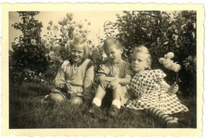 Links Eva Berends - jetzt Janssen - 1954.jpg