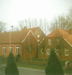 Lehrerwohnung in Bangstede. Im Hintergrund die Kirche und Kirchturm.jpg