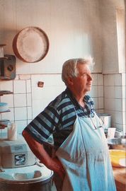 Jakob Boekelmann in seiner Backstube. Die Bäckerei existierte bis 2004. Heute befinden sich in dem Gebäude (Ihlower Str. 4) die Pizzeria Venezia und der Dorfkiosk.