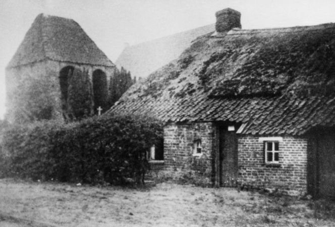 Das Armenhaus in Barstede, es wurde 1950 für eine Erweiterung des Friedhofes abgerissen.