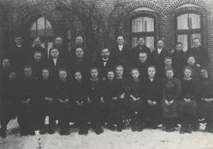 Ein altes Konfirmandenfoto mit Pastor Onnen.jpg