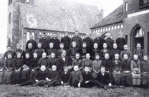 Konfirmation um 1908 mit Pastor Siefkes.jpg