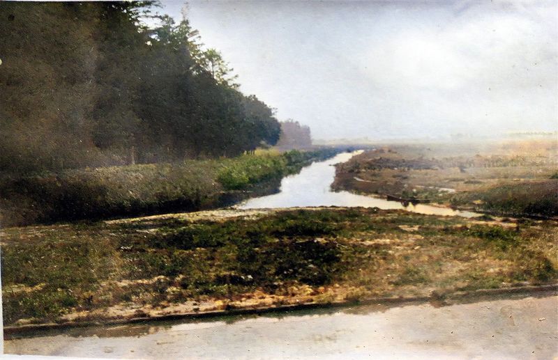 Datei:Blick von Gaststätte Lammers Richtung Südost aud den Ihlowerfehn-Canal. Rechts die Abzweigung (Wieke) zur Klappbrücke im Jahre 1924. Beim genauen Hinsehen- zwei Kinder auf einem Boot.jpg