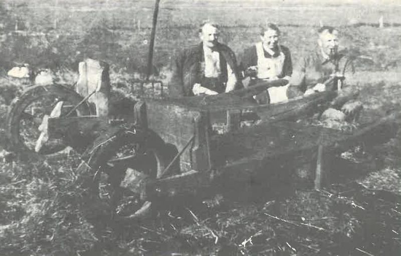 Datei:Beim Torf graben.jpg