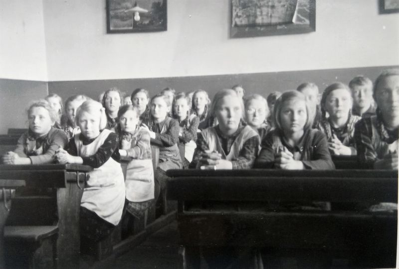 Datei:Brav sitzende Schüler einer Klasse in der alten Schule an der Wieke bei der Klappbrücke in Ihlowerfehn (1924).jpg