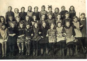 30 Mädchen aus Simonswolde, etwa 1932 (von Johann Gastmann).jpg