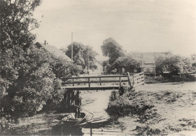 Datei:Fischer Foke Reiners mit Jolle.jpg