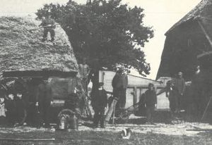 Dreschen - Eine Dampfmaschine treibt die Dreschmaschine an.jpg