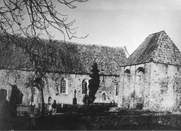Die alte Barsteder Kirche wurde 1953 durch einen kleineren neoromano-gotischen Neubau ersetzt, teilweise auf den alten Fundamenten.