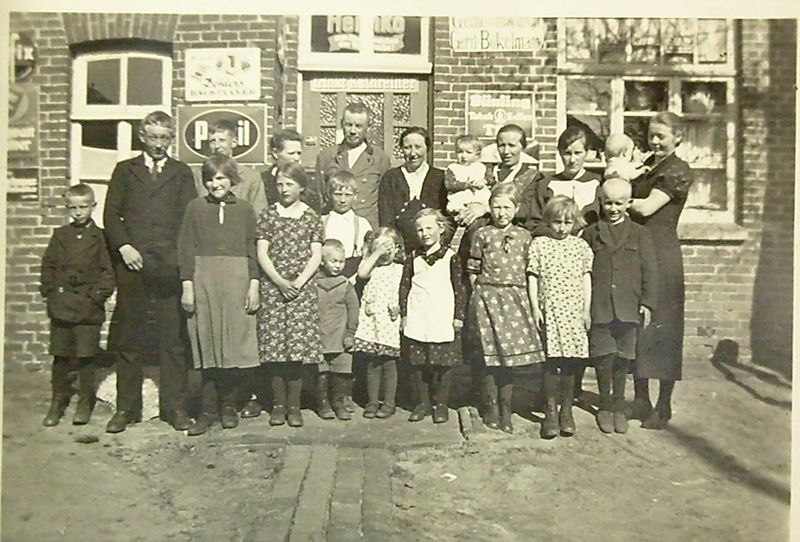 Datei:Gruppenbild bei Boekelmann.jpg