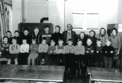 Hüllenerfehn: Schulklasse mit dem letzten Lehrer in Hüllenerfehn: Behrend. Jahr 1963. Dieses Bild stammt aus der Dorfchronik "375 Jahre Hüllenerfehn, ein Dorf feiert Jubiläum" von Gerd Joosten.