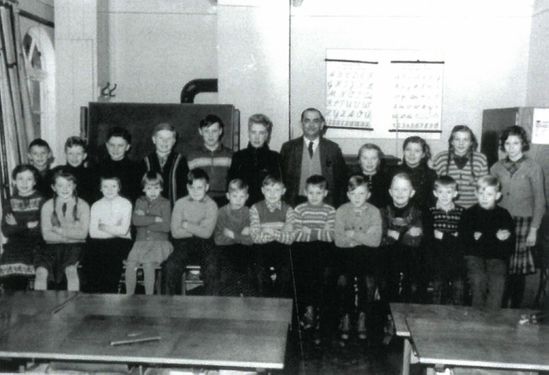 Hüllenerfehn: Schulklasse mit dem letzten Lehrer in Hüllenerfehn: Behrend. Jahr 1963. Dieses Bild stammt aus der Dorfchronik "375 Jahre Hüllenerfehn, ein Dorf feiert Jubiläum" von Gerd Joosten.