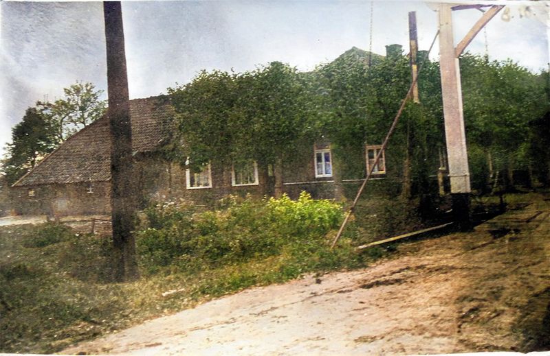 Datei:Blick in Richtung Nordwest auf das Haus des späteren 'Gasthof Ihlow' (Lammers) direkt an der Wieke bei der Klappbrücke in Ihlowerfen (1924).jpg