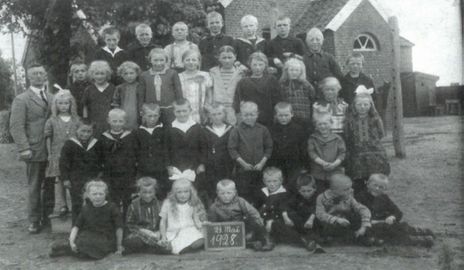 Hüllenerfehn: Schüler und Schülerinnen der Volksschule mit Lehrer Klaasen im Jahre 1928. Dieses Bild stammt aus der Dorfchronik "375 Jahre Hüllenerfehn, ein Dorf feiert Jubiläum" von Gerd Joosten.
