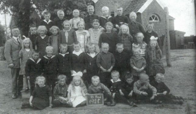 Hüllenerfehn: Schüler und Schülerinnen der Volksschule mit Lehrer Klaasen im Jahre 1928. Dieses Bild stammt aus der Dorfchronik "375 Jahre Hüllenerfehn, ein Dorf feiert Jubiläum" von Gerd Joosten.