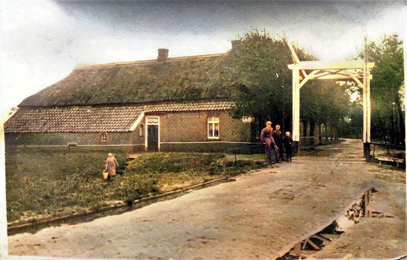 Datei:1924 Blick von Nord Richtung Süd auf das Haus Ehme Cassens direkt bei der Klappbrücke an der Wieke in Ihlowerfehne.jpg