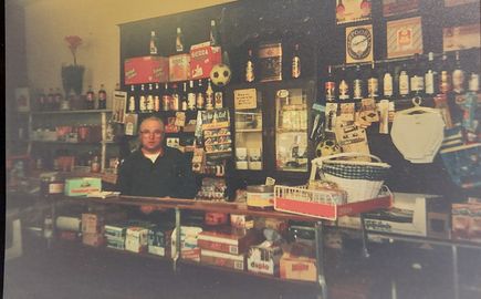 Bernie Groninga in seinem Laden, um das Jahr 2000.