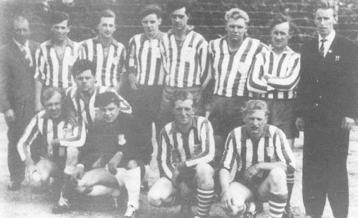 1. Herren Meister-Klasse Emden 1961/62. Stehend: Willi Wittmann (1. Vorsitzender), Werner Post, Helmut Wurpts, Johann de Boer, Fritz Janssen, Eifert Bohr, Hinrich Gerdes, Theo Janssen (Betreuer). Sitzend: Arend Eiters, Lübbert Tuitje, Heyo Trauernicht, Bertus Wurpts, Johann Linnemann.