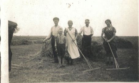 Die ganze Familie hilft bei der Heuernte