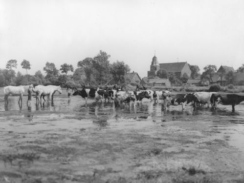 Oll Gatt um 1920 dahinter die Kirche Riepe