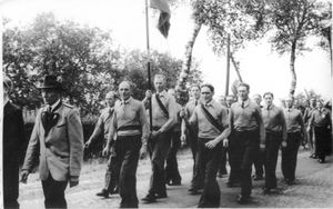 Aufmarsch der 1. Mannschaft beim Vereinsfest - 1.jpg
