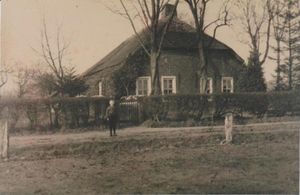 Altes Haus am Mittelweg 6, Fahne. Erbaut etwa 1775.jpg