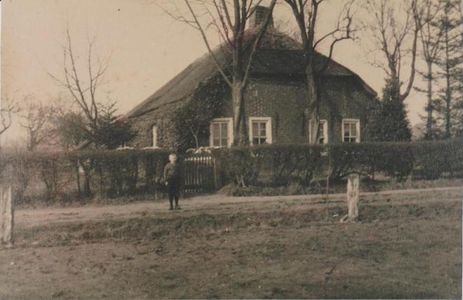 Altes Haus der Familie Harms am Mittelweg 6 in Fahne. Erbaut um etwa 1775. 1938 durch einen Neubau ersetzt. Noch heute leben Nachfahren der Familie Harms dort.