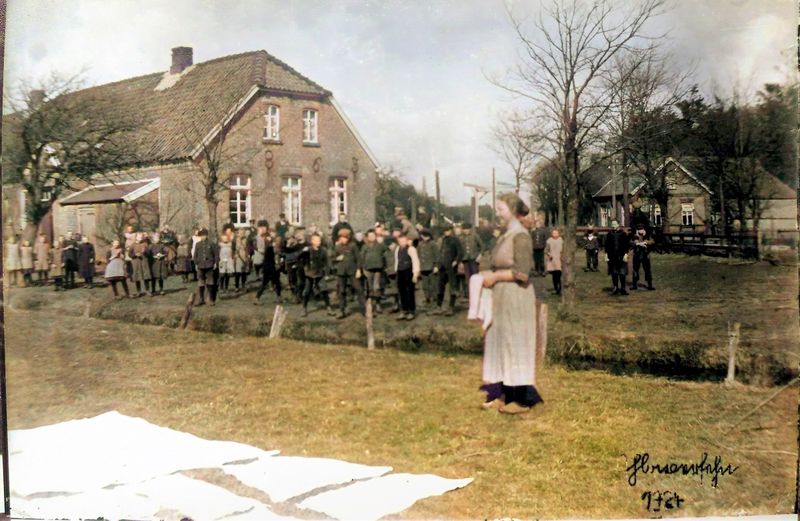 Datei:1924 Hinter der alten Schule in Ihlowerfehn mit Blick von Süd Richtung Nord. Mittig im Hintergrung die Klappbrücke.jpg