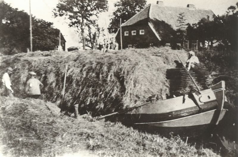 Datei:Ihlowerfehn - bei der Arbeit.jpg