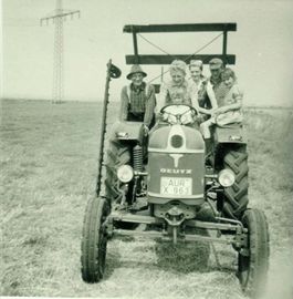 Kinder fahren Trecker für die Heuernte