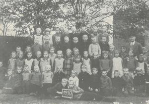 Ein Klassenfoto mit Hauptlehrer Basse - 1930.jpg