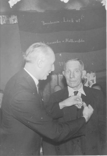 Datei:Ehrenmitglied erhält Auszeichnung.jpg
