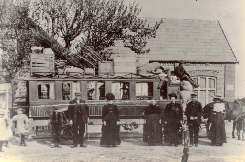 Datei:Pferde Omnibus vor Schmiede.jpg