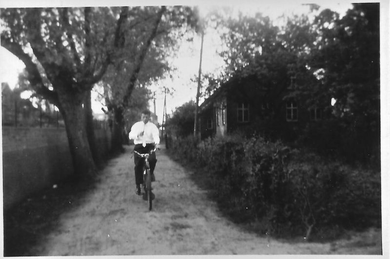 Datei:Diedrich Gebers auf dem Fahrrad.jpg