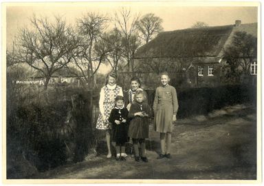 Gaststätte Kruse - Rechts: Eva Berends (jetzt Janssen) ca. 1960