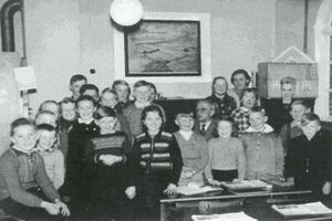 Schüler und Schülerinnen mit Lehrer Schmidt im Jahre 1958.jpg