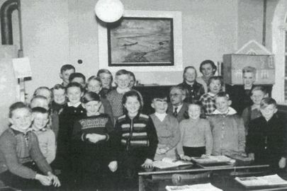 Hüllenerfehn: Schüler und Schülerinnen mit Lehrer Schmidt im Jahre 1958. Dieses Bild stammt aus der Dorfchronik "375 Jahre Hüllenerfehn, ein Dorf feiert Jubiläum" von Gerd Joosten.