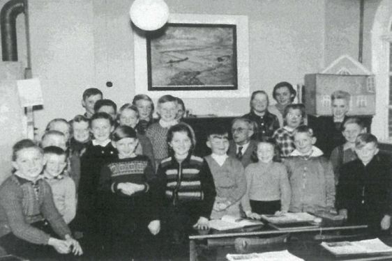 Hüllenerfehn: Schüler und Schülerinnen mit Lehrer Schmidt im Jahre 1958. Dieses Bild stammt aus der Dorfchronik "375 Jahre Hüllenerfehn, ein Dorf feiert Jubiläum" von Gerd Joosten.