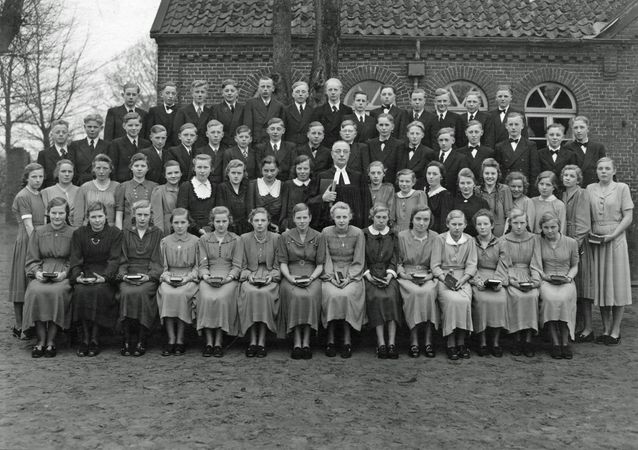 Konfirmanden 1953 in Weene. Im Hintergrund die alte Schule Weene.