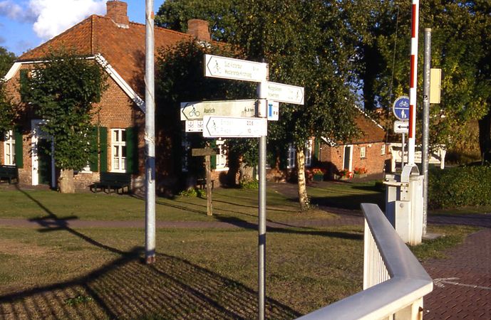 Wegweiser vor dem Fahnster Krug
