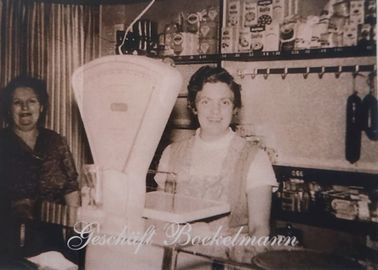 Luise (Ludje) Boekelmann und ihre Tochter Anne in ihrem Gemischtwarenladen mit Bäckerei, Ihlower Str., Simonswolde. Die Aufnahme stammt vermutlich aus der 40er oder 50er Jahren.
