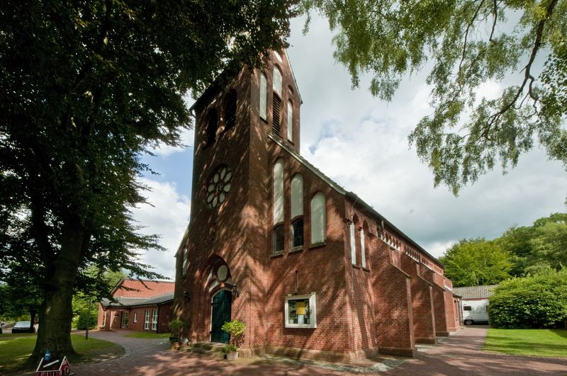 Datei:Kirche Ihlowerfehn - 1.jpg